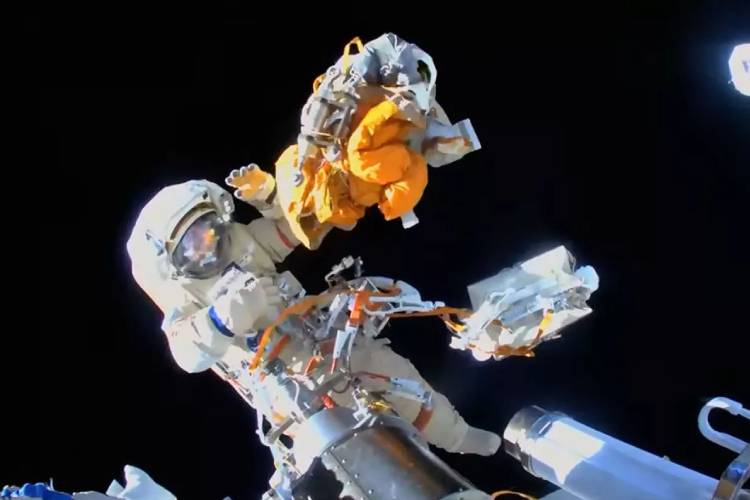นักบินอวกาศรัสเซียย้ายแอร์ล็อกบนทางเดินอวกาศสถานีอวกาศ